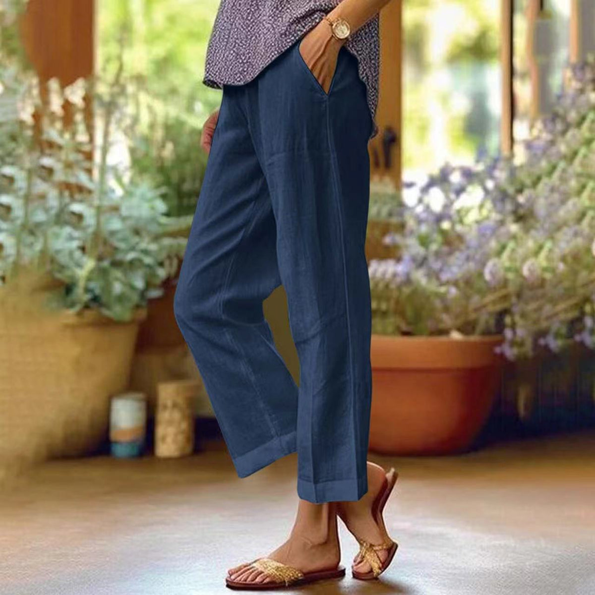 Eleganckie spodnie cropped z kontrastowym wykończeniem - Granatowy