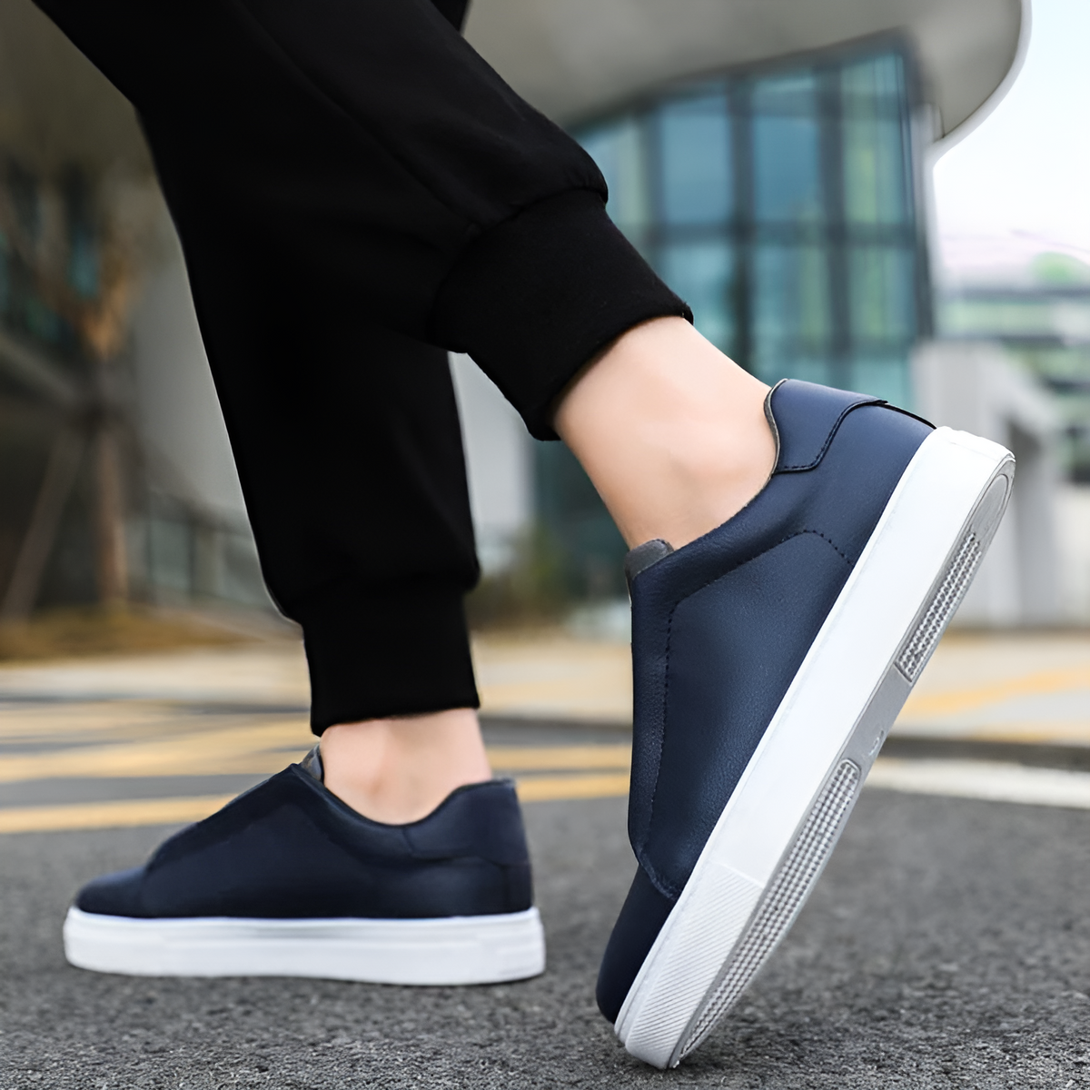 Białe skórzane sneakersy męskie o minimalistycznym fasonie