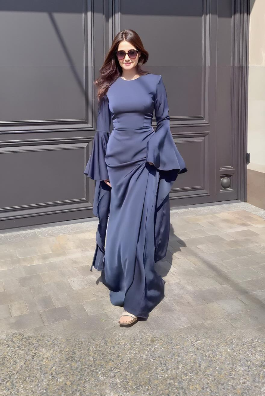 Elegancka sukienka maxi z falbaniastymi rękawami - Niebieski