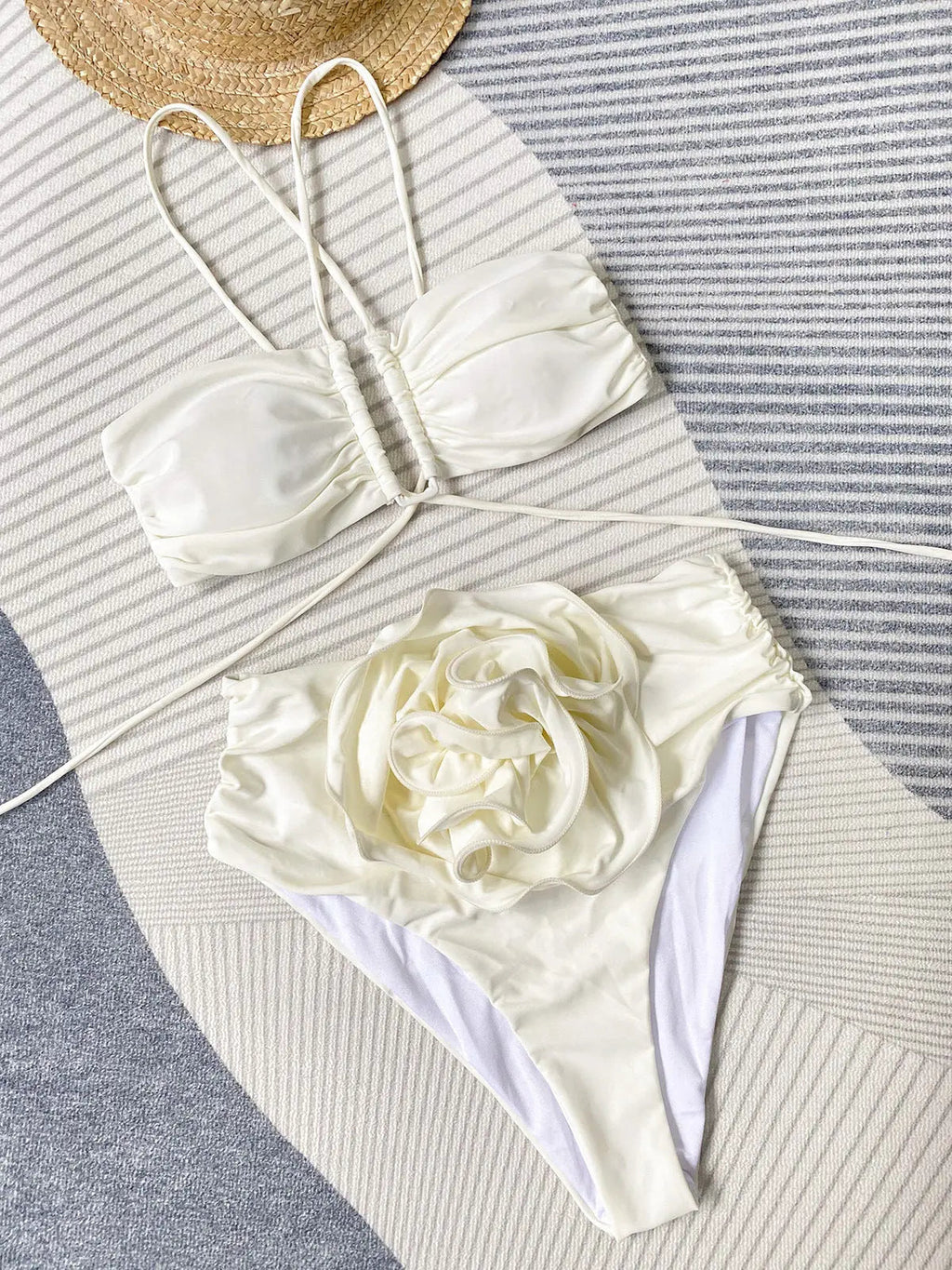 Dwuczęściowe bikini halter z kwiatowym detalem