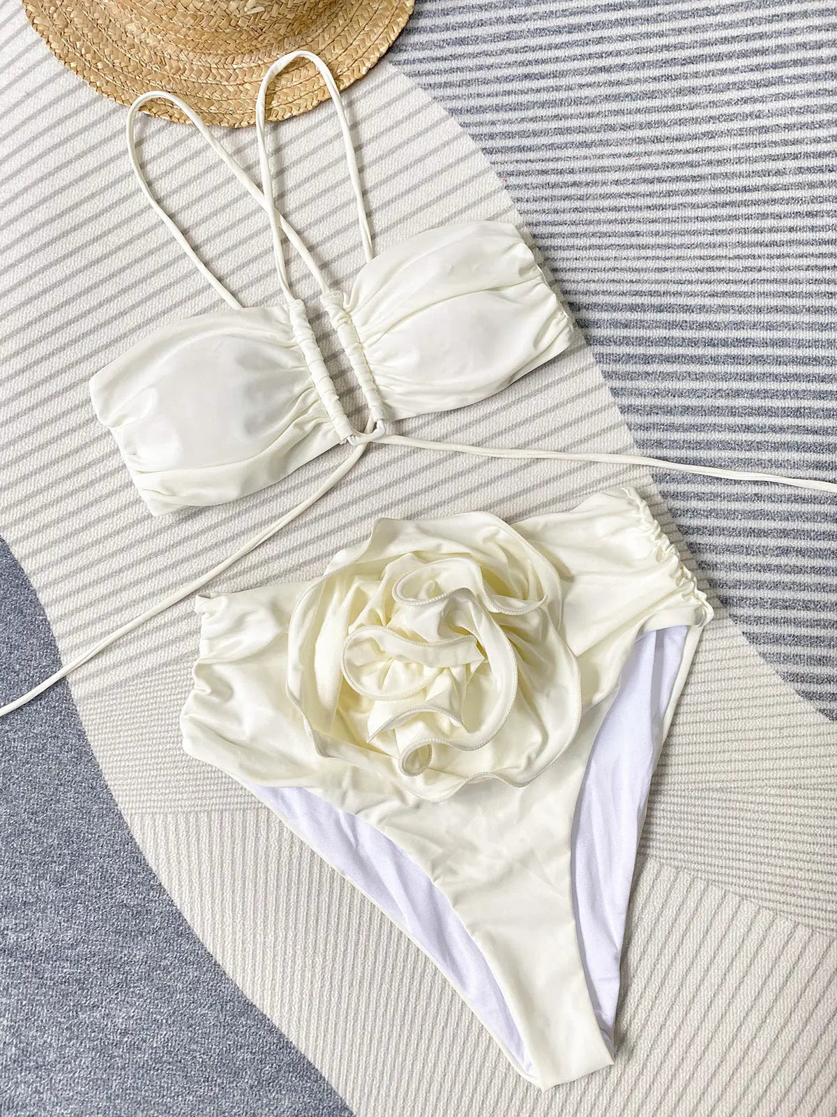 Dwuczęściowe bikini halter z kwiatowym detalem