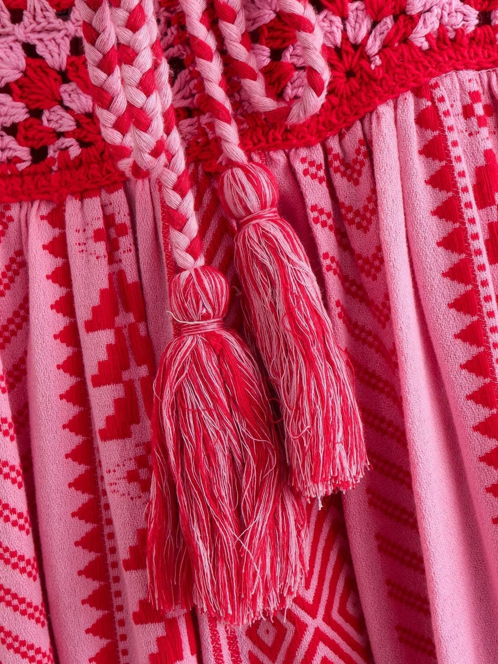 Letnia sukienka maxi na ramiączkach z etnicznym wzorem